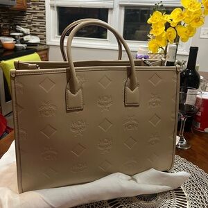 MÜNCHEN TOTE IN MAXI MONOGRAM
LEATHER